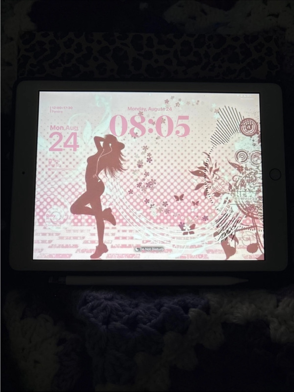 Apple iPad Tablet - Gray Bezel, White Screen with Pink Artwork